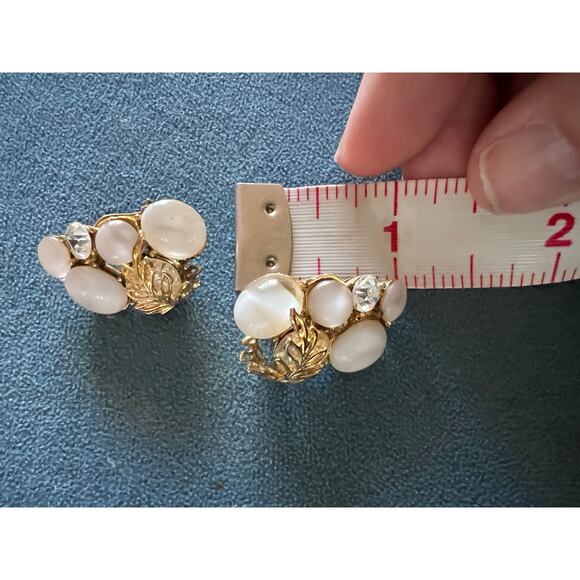 Vintage Pakula Clip-On Earrings Soft Moonglow Cabochons Rhinestones Leaf Gold - Picture 9 of 9